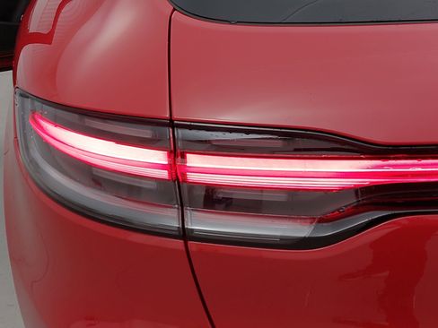 Used 2025 Porsche Macan image 37