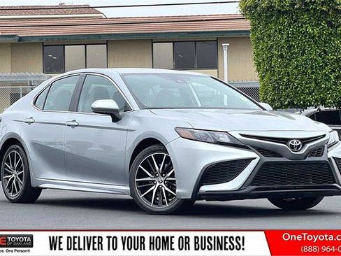 Certified 2021 Toyota Camry SE FWD image 1