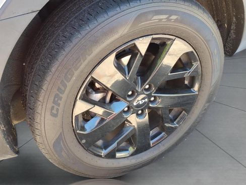 Used 2023 Kia Sorento S w/ Panoramic Sunroof Package AWD/4WD image 5
