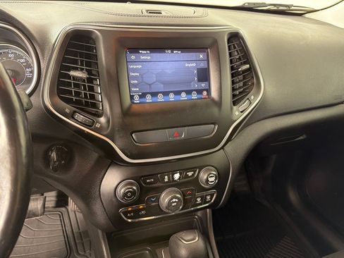 Used 2020 Jeep Cherokee Latitude w/ Cold Weather Group FWD image 15