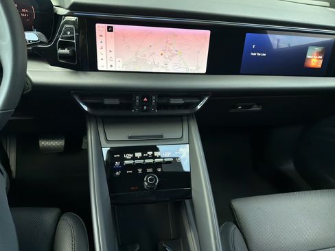 New 2025 Porsche Macan 4 Electric AWD/4WD image 9