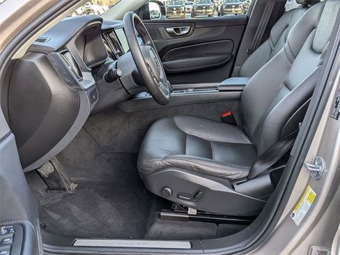 Used 2025 Volvo XC60 B5 Plus image 11