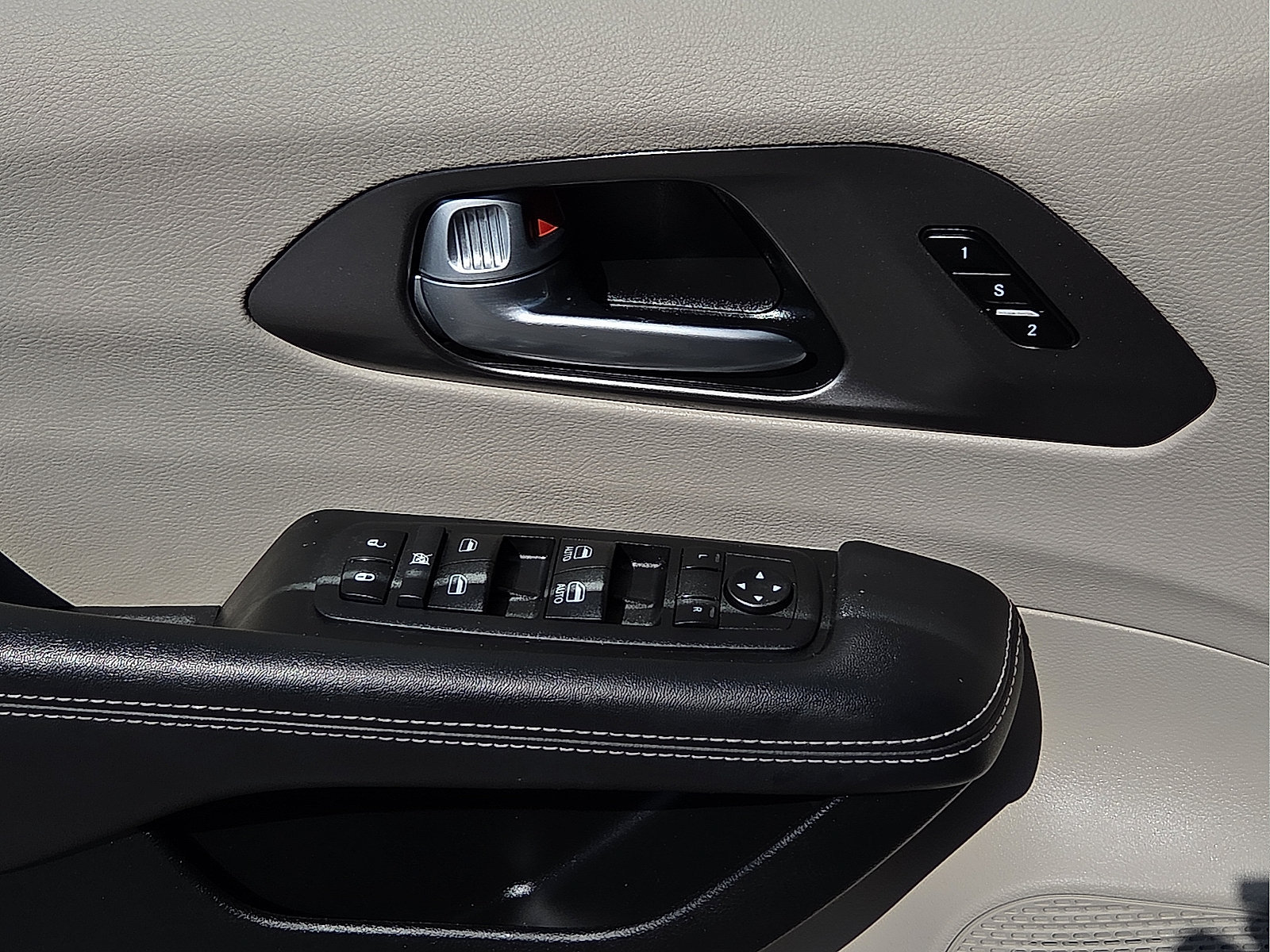 Used 2024 Chrysler Pacifica Touring-L FWD image 14