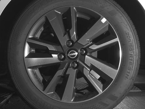 Used 2025 Nissan Versa SV image 14