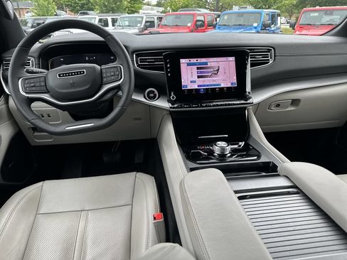Certified 2025 Jeep Wagoneer 4WD image 10