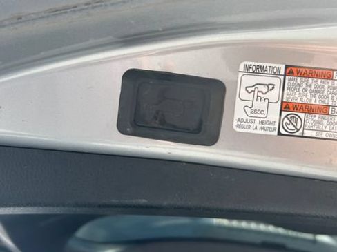 Used 2018 Toyota RAV4 XLE AWD/4WD image 32