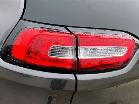 Used 2018 Jeep Cherokee Limited image 28