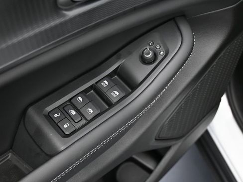 Used 2025 Jeep Grand Cherokee Altitude image 17