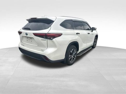 Used 2021 Toyota Highlander XLE AWD/4WD image 6