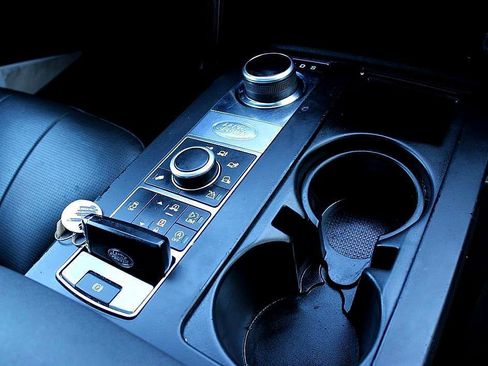 Used 2018 Land Rover Discovery SE image 21