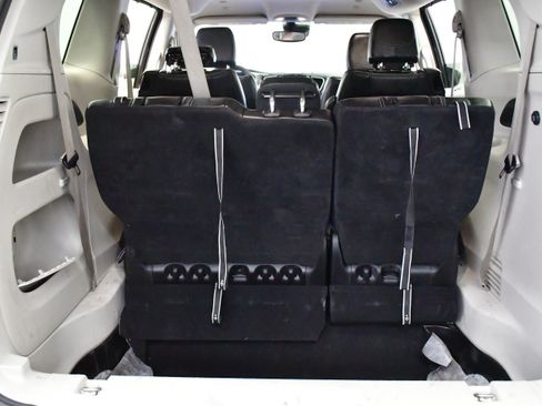 Used 2023 Chrysler Pacifica Touring-L FWD image 8