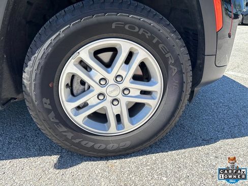 Used 2023 Jeep Grand Cherokee Laredo AWD/4WD image 34