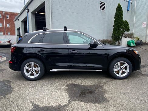 Used 2023 Audi Q5 2.0T Premium w/ Convenience Package AWD/4WD image 2
