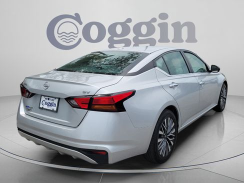 Used 2024 Nissan Altima 2.5 SV FWD image 3
