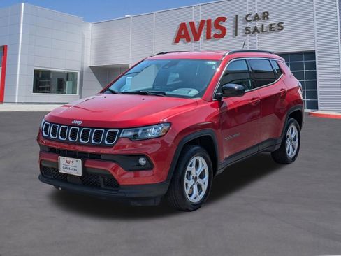 Used 2025 Jeep Compass Latitude image 1
