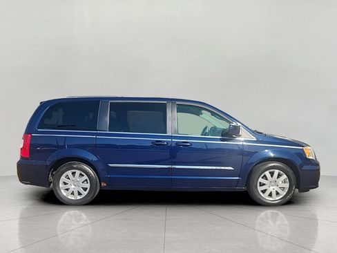Used 2014 Chrysler Town & Country Touring FWD image 4