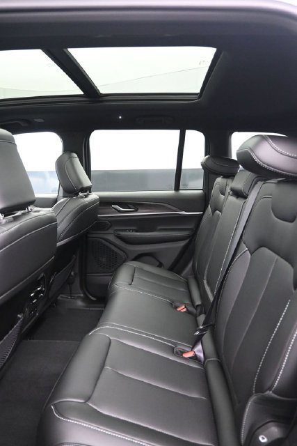 New 2026 Jeep Grand Cherokee Limited w/ Luxury Tech Group II AWD/4WD image 8
