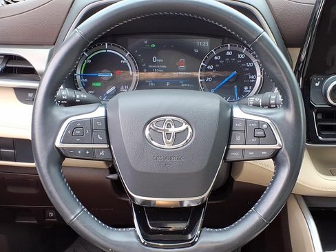 Used 2021 Toyota Highlander XLE AWD/4WD image 28