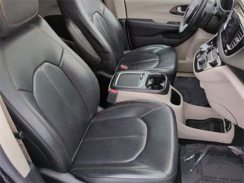 Used 2018 Chrysler Pacifica Touring-L Plus w/ Tire & Wheel Group image 23