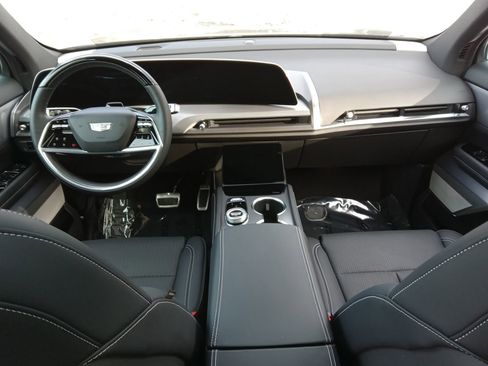 Used 2026 Cadillac Vistiq Luxury image 16