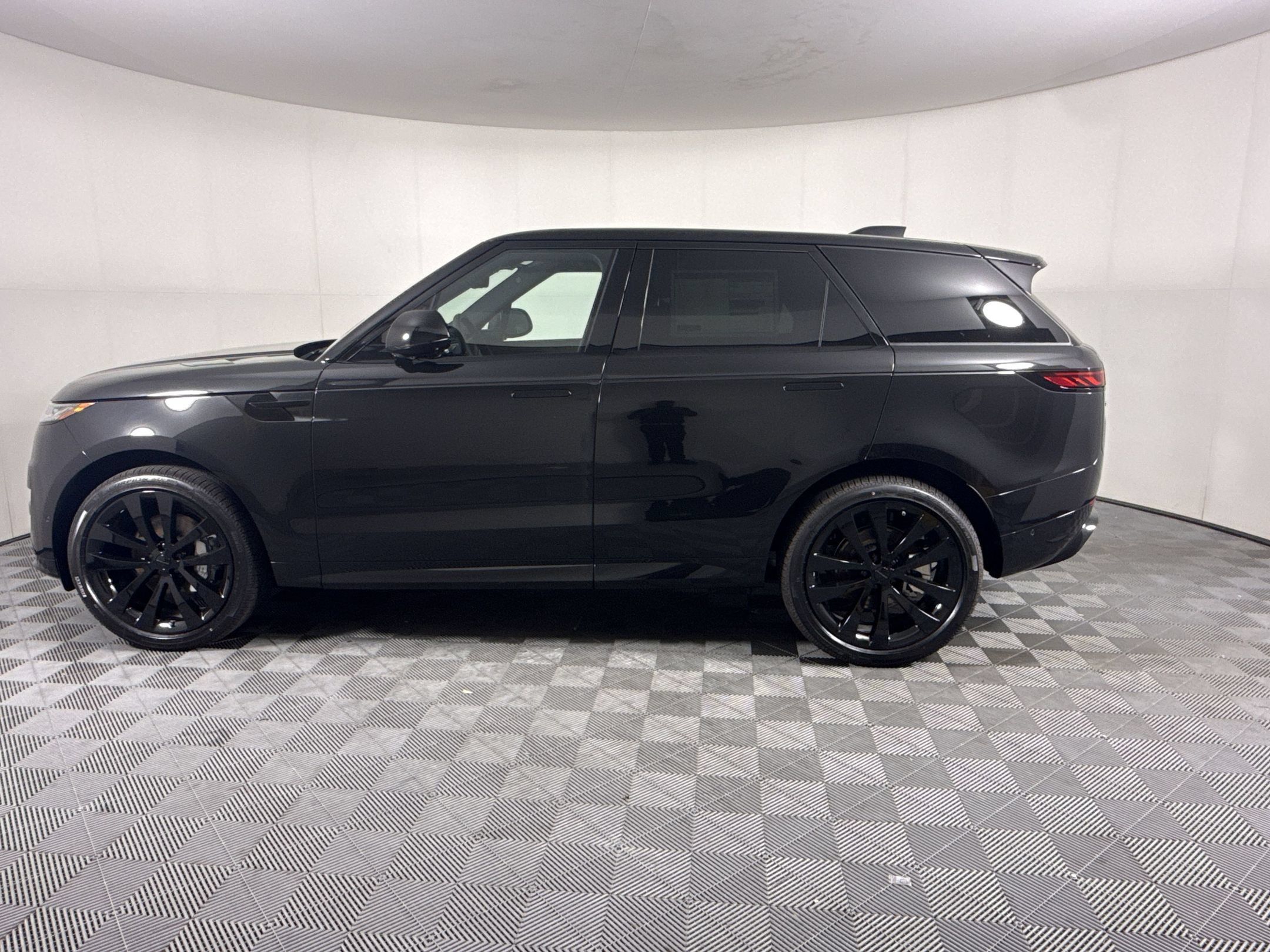 New 2026 Land Rover Range Rover Sport Dynamic SE AWD/4WD image 2