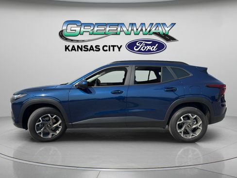 Used 2024 Chevrolet Trax LT w/ Sunroof Package FWD image 4