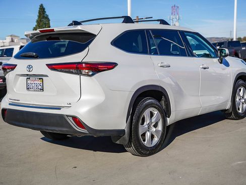 Certified 2022 Toyota Highlander LE image 9