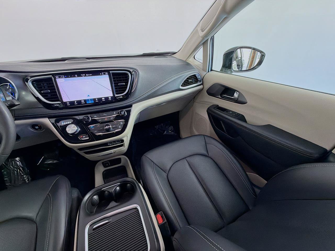 Used 2024 Chrysler Pacifica Limited FWD image 12