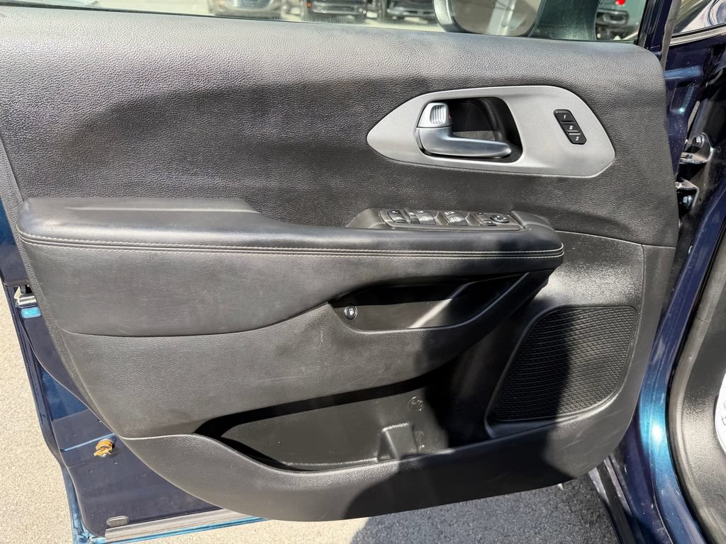 Used 2023 Chrysler Pacifica Touring-L w/ S Appearance Package FWD image 14