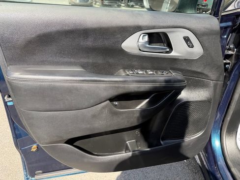 Used 2023 Chrysler Pacifica Touring-L w/ S Appearance Package FWD image 14