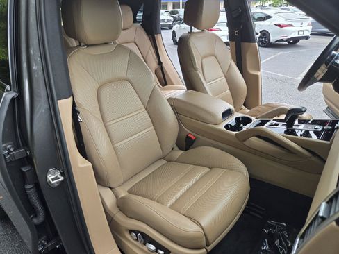 Used 2020 Porsche Cayenne AWD/4WD image 5