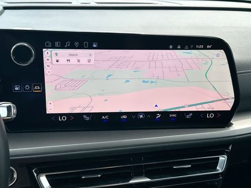 Used 2025 Chevrolet Traverse LT image 18