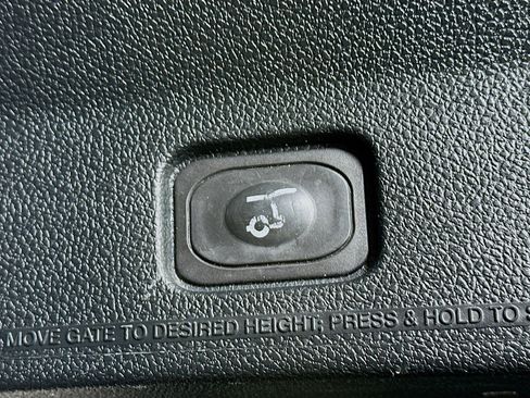 Used 2018 Ford Explorer Limited image 30