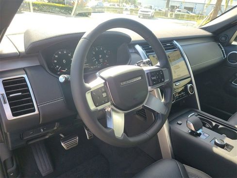 New 2025 Land Rover Discovery Dynamic SE image 25