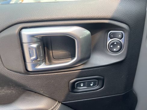 Used 2021 Jeep Gladiator Overland AWD/4WD image 12