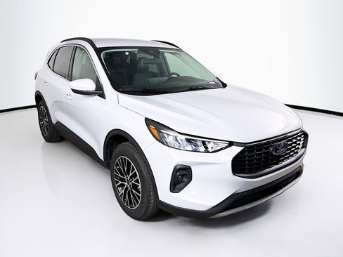 Used 2025 Ford Escape SE w/ Class II Trailer Tow Package image 4