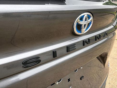 Used 2025 Toyota Sienna LE FWD image 31