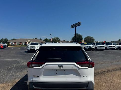 Used 2020 Toyota RAV4 XLE Premium FWD image 3