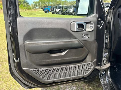 Used 2025 Jeep Wrangler Sahara image 17