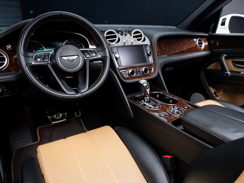 Used 2018 Bentley Bentayga AWD/4WD image 2