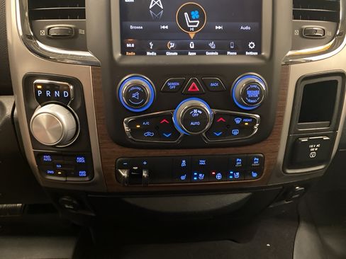 Used 2018 RAM 1500 Laramie AWD/4WD image 12