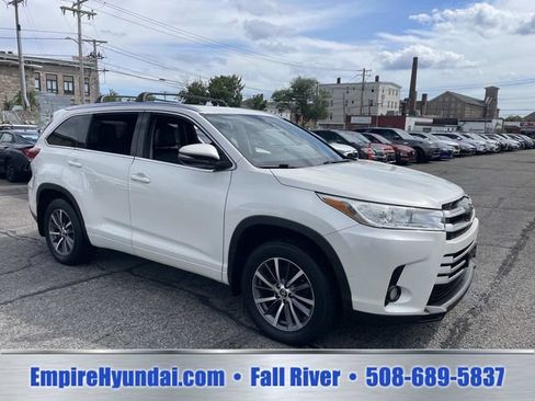 Used 2017 Toyota Highlander XLE AWD/4WD image 2
