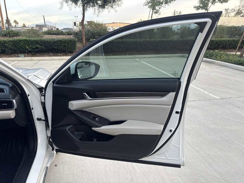 Used 2018 Honda Accord EX image 16