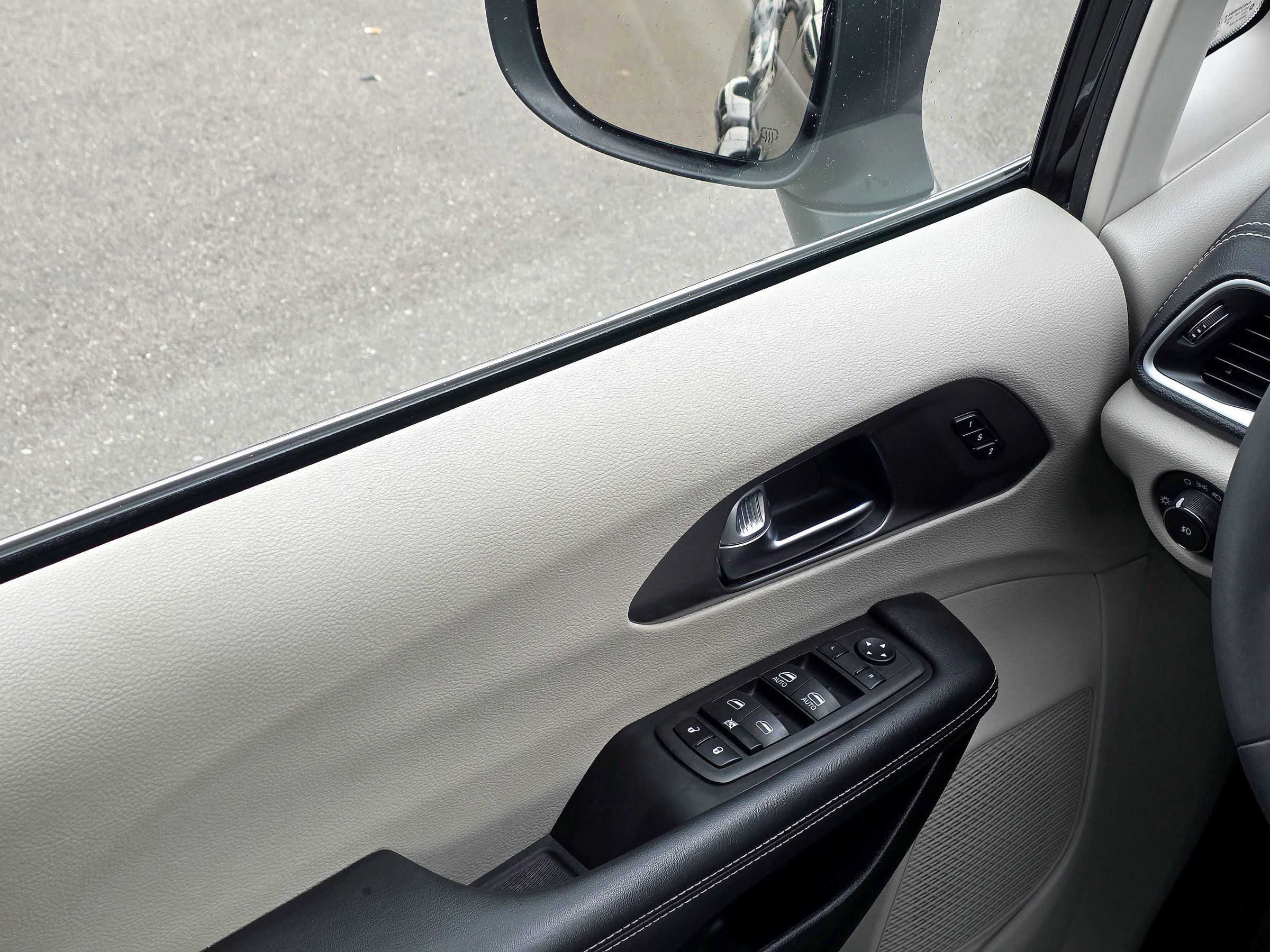 Used 2023 Chrysler Pacifica Touring-L FWD image 26