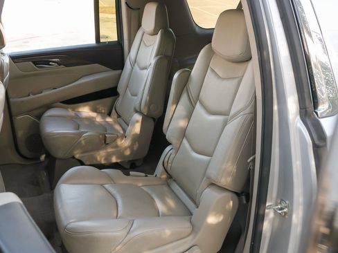 Used 2020 Cadillac Escalade ESV Luxury image 34