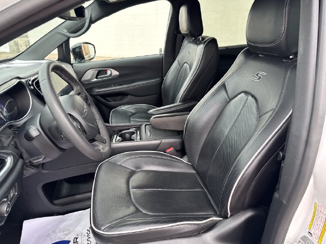 Used 2025 Chrysler Pacifica Limited FWD image 9