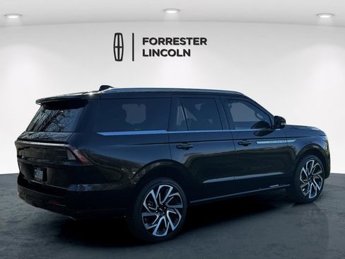 Used 2025 Lincoln Navigator Reserve image 4