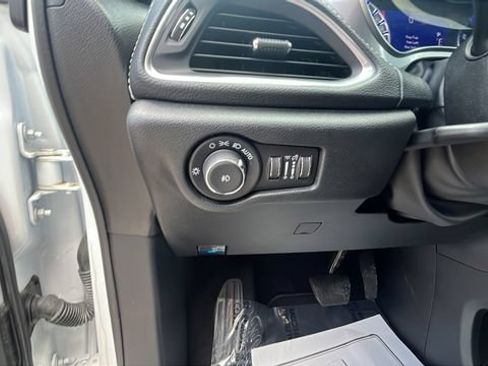 Used 2025 Chrysler Pacifica Limited FWD image 11