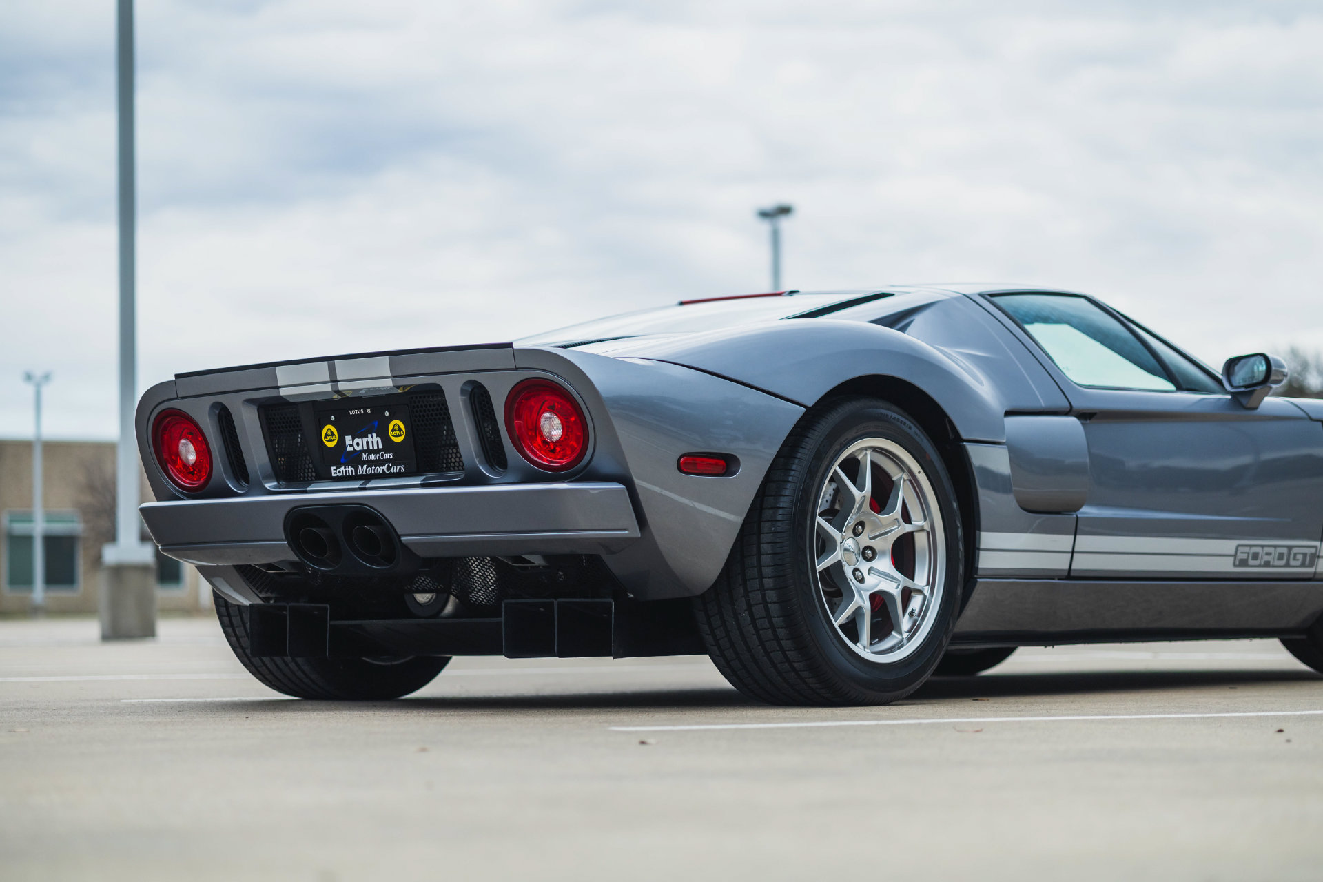 Used 2006 Ford GT RWD image 25