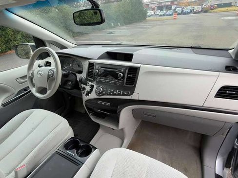 Used 2014 Toyota Sienna LE image 21